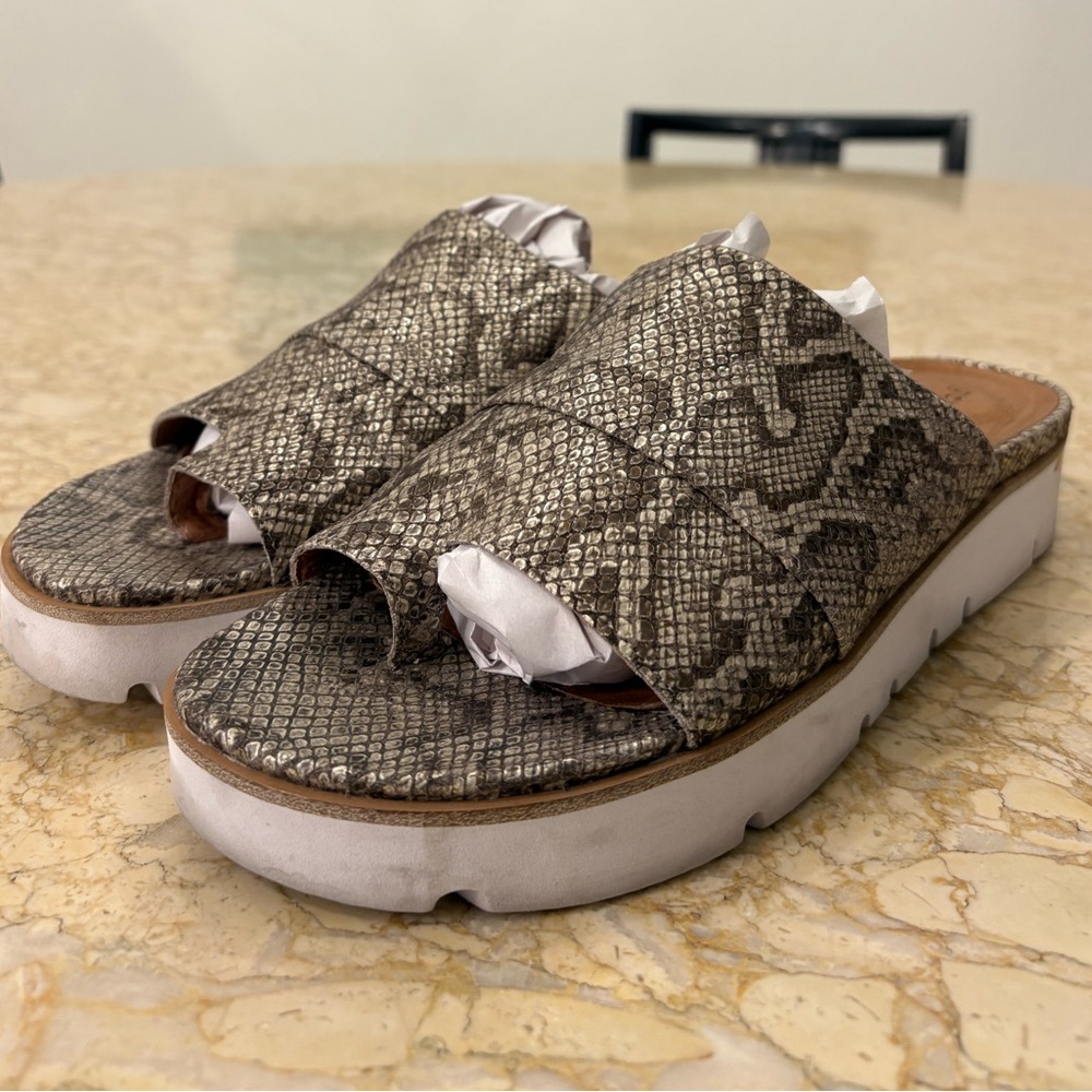 GENTLE SOULS by KENNETH COLE Laverne Platform Slide S:10